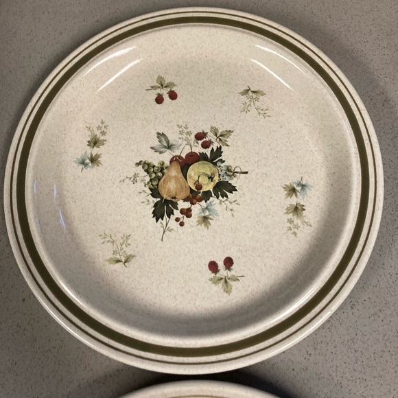 Vintage Royal Doulton plates - Picture 2 of 5